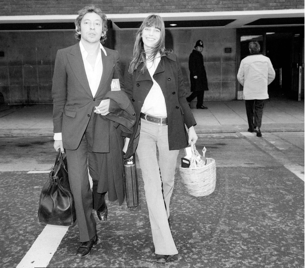 Serge Gainsbourg et Jane Birkin à l’aéroport d’Heathrow, janvier 1971, Gainsbourg porte le HAC d’Hermès. (Photo ©️ Victor Crawshaw/Mirrorpix) via Getty Images)